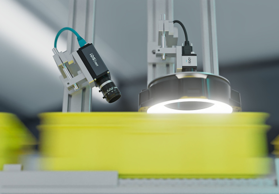 配備鏡頭與 LED 環形燈的工業相機正在檢查黃色散裝物料